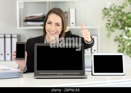 Büro mit mehreren Bildschirmen des Geräts einen Laptop Tablet und Handy mockups Stockfoto