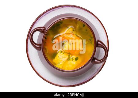 Meeresfrüchte Hintergrund. Makro aus frisch gekochter mediterraner Fischsuppe mit Lachs und Garnelen in einer braunen Keramikschale auf einem Teller auf weißem Backg isoliert Stockfoto