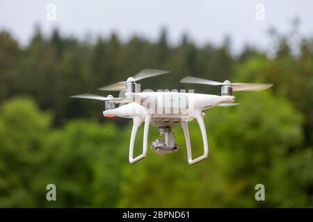 Drone quad Copter mit hochauflösenden Digitalkamera gegen natürliche bokeh Hintergrund Stockfoto