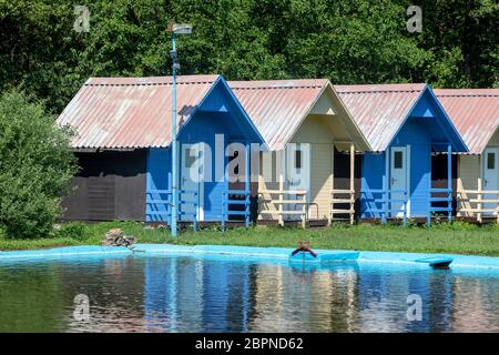 Schönen blauen Chalets in einem Sommerlager für Kinder Stockfoto