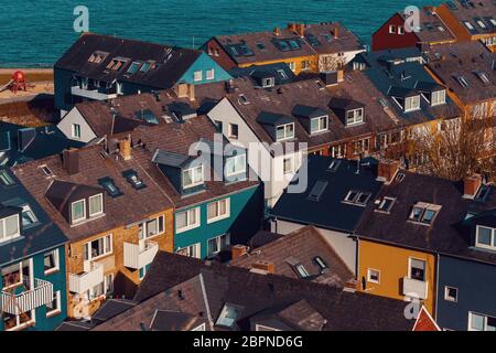 Dächer von Wohngebiet in Helgoland. Blick von oben auf die traditionelle bunte Häuser. Insel Helgoland, Deutschland Stockfoto