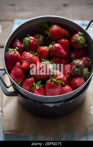 Erdbeeren in Sieb, frisch, würzen Stockfoto