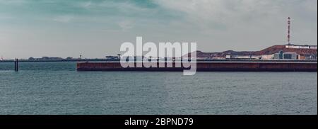 Hafen in Insel Helgoland, Deutschland, im nordischen Stil Häuser mit Boot und blauer Himmel, panorama Blick vom Hügel zu Nordsee Stockfoto