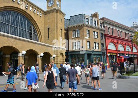 Eine gefälschte King's Cross Station in der Zauberwelt von Harry Potter - Freizeitpark „Diagon Alley“ in den Universal Studios Florida in der Nähe von Orlando, USA. Stockfoto