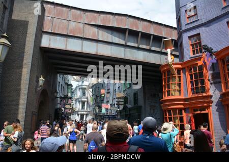 Touristenmassen in der Zauberwelt von Harry Potter - Diegon Alley bei Islands of Adventure, Universal Studios Florida in der Nähe von Orlando, USA. Stockfoto