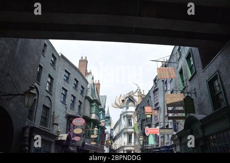 Falsche britische Straße in der Zauberwelt von Harry Potter - Diegonalley bei Islands of Adventure, Universal Studios Florida in der Nähe von Orlando, USA. Stockfoto