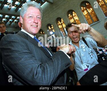 G8-Gipfel in Köln 1999 - der US-Präsident Bill Clinton mit EXPRESS Fotograf ZIK im Kölner Rathaus. Stockfoto