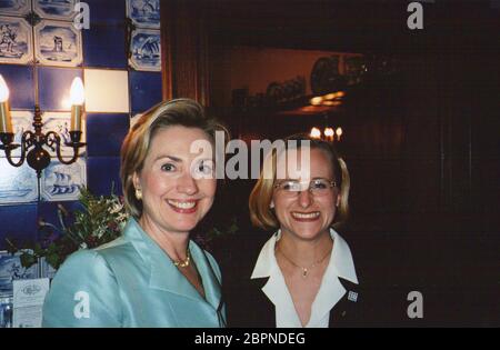 G8-Gipfel in Köln 1999 - Schluessen im 'EM Krützche' mit Hillary Clinton. Stockfoto