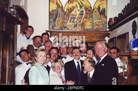 G8-Gipfel in Köln 1999 - Schluessen im 'EM Krützche' mit Bill und Hillary Clinton und der gesamten Belegschaft. Stockfoto