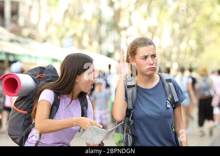 Wütend Backpackers streiten während der Ferien reisen in einer großen Stadt. Stockfoto