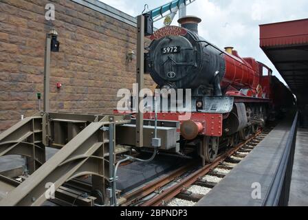 Ein Zug am Gleis 9 3/4 in der Zauberwelt von Harry Potter - Diegonalley bei Islands of Adventure, Universal Studios Florida bei Orlando, USA. Stockfoto