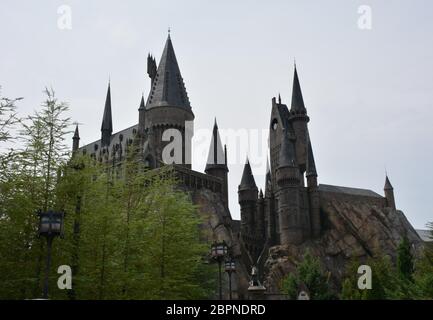 Hogwarts Castle in der Zauberwelt von Harry Potter - Freizeitpark „Diagon Alley“ in den Universal Studios Florida in der Nähe von Orlando, USA. Stockfoto