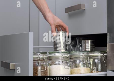 Frauen Kommissionierung ein Element aus dem Stall. Smart Küche Organisation Konzept Stockfoto