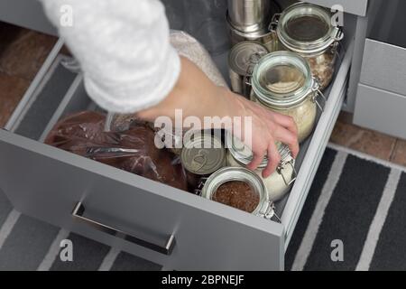 Frauen Kommissionierung ein Element aus dem Stall. Smart Küche Organisation Konzept Stockfoto