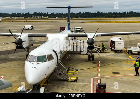 SEATTLE TACOMA AIRPORT, WA, USA - JUNI 2018: Alaska Airlines De Havilland DHC8 400 Turboprop-Flugzeug erwartet Passagiere an Bord am Seattle Flughafen Stockfoto