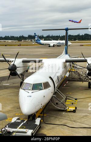 SEATTLE TACOMA AIRPORT, WA, USA - JUNI 2018: Horizon Air De Havilland DHC8 400 Turboprop-Flugzeug für Alaska Airlines Stockfoto