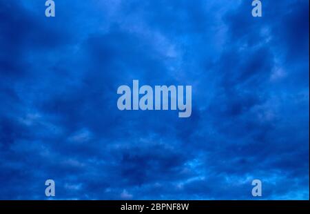 Wolkiger Himmel am Abend vor dem Gewitter Stockfoto