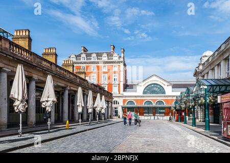 Covent Garden Market, normalerweise voll, fast verlassen an einem Wochenende während der Sperrung der Coronavirus-Pandemie, London, Großbritannien Stockfoto