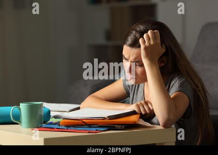 Müde student Studium hart spät in der Nacht zu Hause Stockfoto