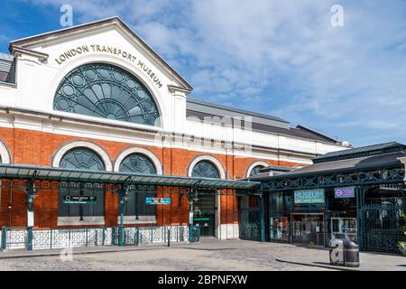 Das London Transport Museum in Covent Garden, normalerweise voll, fast verlassen an einem Wochenende während der Sperrung der Coronavirus-Pandemie, London, Großbritannien Stockfoto