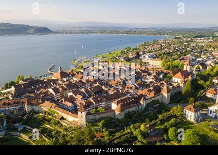 Luftaufnahme des berühmten mittelalterlichen Morat oder Murten in deutscher Sprache, Altstadt am Morat See im Kanton Freiburg in der Schweiz Stockfoto