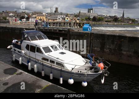 Shannon-Fluss blockiert, Athlone Town, West County Meath, Irland Stockfoto