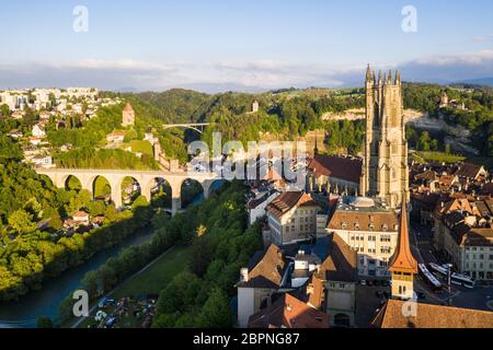 Die Altstadt von Freiburg mit ihrer berühmten gotischen Kathedrale St. Nicolas am Fluss Sarine in der Schweiz bei schönem späten Nachmittag Stockfoto