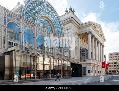 Das Royal Opera House in der Bow Street in Covent Garden, geschlossen während der Sperrung der Coronavirus-Pandemie, London, Großbritannien Stockfoto