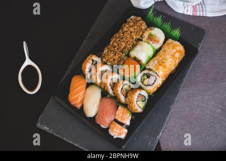 Rohe frische Lachs Maki Sushi Roll - Japanische Küche Stockfoto