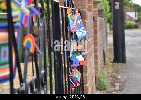 Oxford, Oxfordshire UK - 05 17 20: Regenbogenzeichen sind als Zeichen der Hoffnung inmitten der Cornovirus-Lockdown sehr beliebt geworden. Hier hängen Plastikschilder Stockfoto