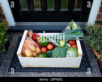 Frische Gemüsebox Lieferung an die Haustür des Haushauses während Covid-19 Lockdown, Großbritannien. Stockfoto