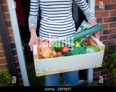 Lieferung von frischem Gemüse an Hausgebäude während der Covid-19-Sperrung, Großbritannien. Stockfoto