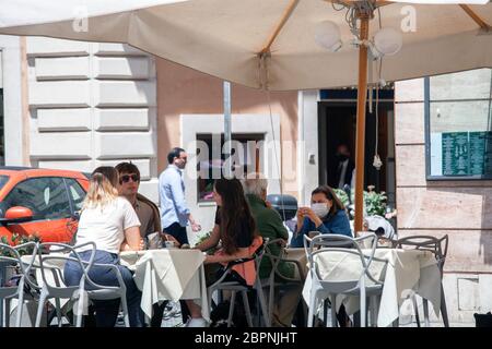 Am Dienstag, den 19. Mai 2020, sitzen Kunden an Tischen auf einer Terrasse außerhalb von Cafés in Rom, Italien. Geschäfte Und Restaurants Werden Wieder Eröffnet, Da Italien Die Lockdown In Phase 2 Weiter Lockert Stockfoto