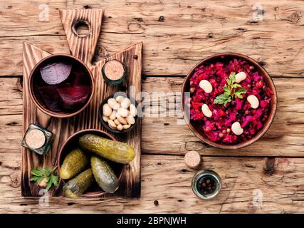 Salat Vinaigrette und Zutat. Salat aus gekochtem Gemüse Stockfoto