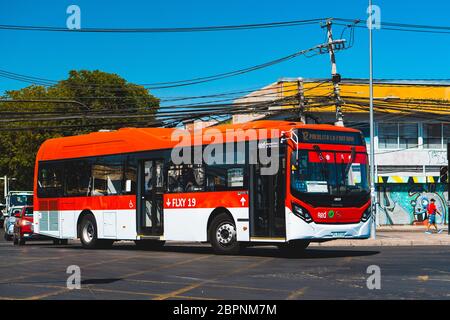 SANTIAGO, CHILE - MÄRZ 2020: Ein Transantiago - Red Movilidad Bus in Maipú Stockfoto