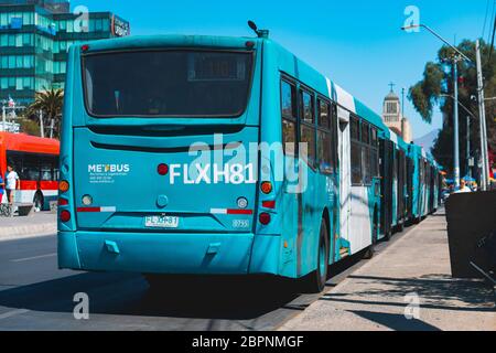 SANTIAGO, CHILE - MÄRZ 2020: Ein Transantiago - Red Movilidad Bus in Maipú Stockfoto