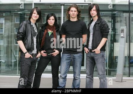 Silbermond - Photocall - die deutsche Pop-Rock-Band Silbermond // Ihre größten Hits: Symphonie (2004), das Beste (2006) und etwas bleibt (2009). (v.l.n.r.) Thomas Stolle, Stefanie Kloß, Andreas Nowak, Thomas Stolle und Johannes Stolle Stockfoto