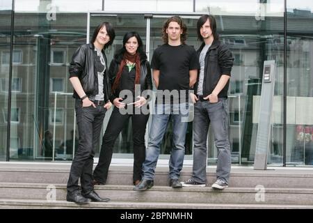 Silbermond - Photocall - die deutsche Pop-Rock-Band Silbermond // Ihre größten Hits: Symphonie (2004), das Beste (2006) und etwas bleibt (2009). (v.l.n.r.) Thomas Stolle, Stefanie Kloß, Andreas Nowak, Thomas Stolle und Johannes Stolle Stockfoto