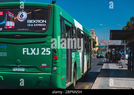 SANTIAGO, CHILE - MÄRZ 2020: Ein Transantiago - Red Movilidad Bus in Maipú Stockfoto