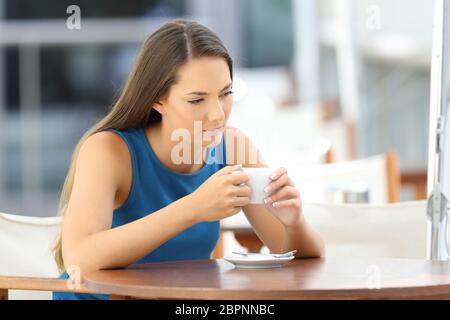 Single Sehnsucht nachdenkliche Frau in einem Café sitzen Stockfoto