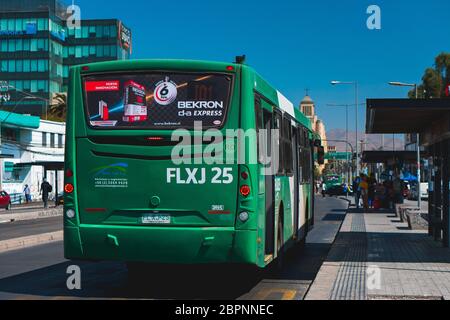 SANTIAGO, CHILE - MÄRZ 2020: Ein Transantiago - Red Movilidad Bus in Maipú Stockfoto