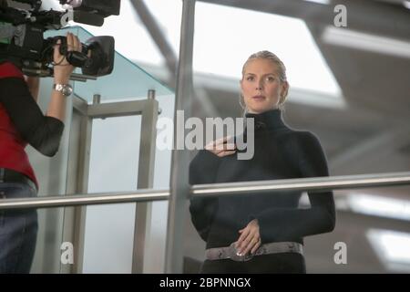 GNTM / Staffel 2 - Drecharbeiten am Airport - das deutsche Model Heidi Klum während der Drecharbeiten zur 2. Staffel von Germany am Flughafen Köln Bonn. Stockfoto