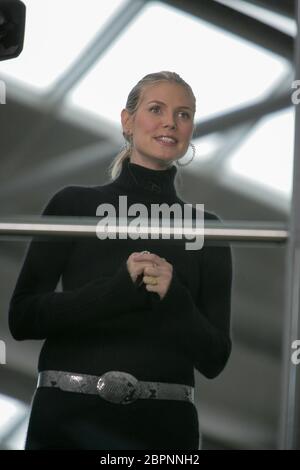 GNTM / Staffel 2 - Drecharbeiten am Airport - das deutsche Model Heidi Klum während der Drecharbeiten zur 2. Staffel von Germany am Flughafen Köln Bonn. Stockfoto