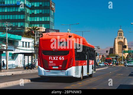 SANTIAGO, CHILE - MÄRZ 2020: Ein Transantiago - Red Movilidad Bus in Maipú Stockfoto