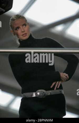 GNTM / Staffel 2 - Drecharbeiten am Airport - das deutsche Model Heidi Klum während der Drecharbeiten zur 2. Staffel von Germany am Flughafen Köln Bonn. Stockfoto