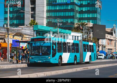 SANTIAGO, CHILE - MÄRZ 2020: Ein Transantiago - Red Movilidad Bus in Maipú Stockfoto