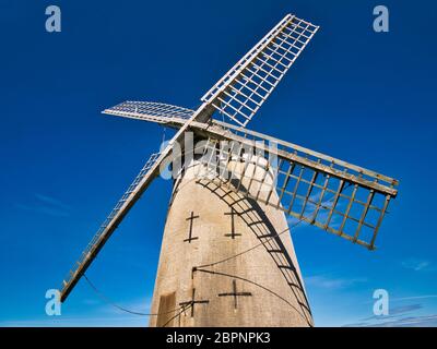 Bidston Windmill, auf dem Bidston Hill in Birkenhead, Wirral, Großbritannien an einem sonnigen Tag mit klarem, blauem Himmel. Stockfoto