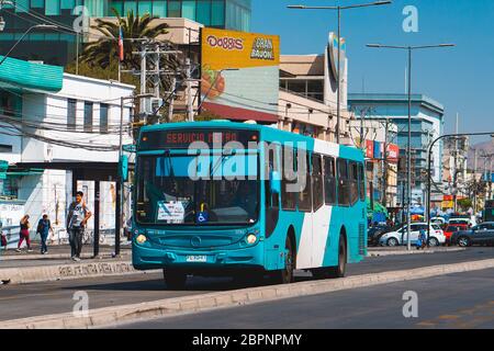 SANTIAGO, CHILE - MÄRZ 2020: Ein Transantiago - Red Movilidad Bus in Maipú Stockfoto