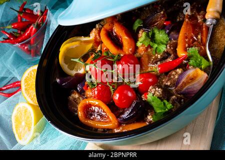 Lecker würziges Rindfleisch mit verschiedenen Gemüse in der Tajine zubereitet Stockfoto