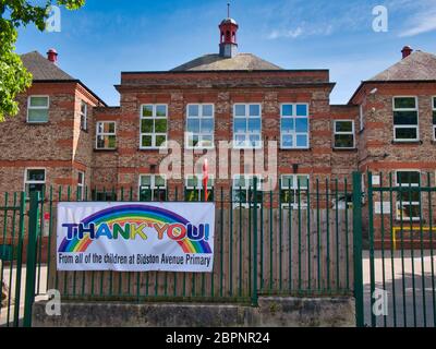 Ein buntes Regenbogenbanner an der geschlossenen Bidston Avenue Primary School in Birkenhead auf Wirral dankt allen während der Coronavirus-Pandemie. Stockfoto